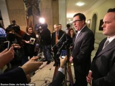 El legislador demócrata condenado por fraude insiste en que todavía tiene derecho a su pensión de 800.000 dólares financiada por los contribuyentes mientras presenta una demanda para restaurarla.