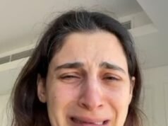 La ex esposa de la familia real de Dubai llora cuando revela que él ganó la batalla por la custodia de sus tres hijas y que el tribunal ordenó a la policía “arrancar” a sus hijas usando “fuerza coercitiva”.