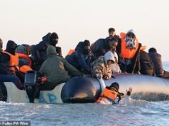 ¡No es mi problema! La policía francesa permanece de brazos cruzados mientras los inmigrantes se reúnen en botes para cruzar el Canal de la Mancha, una semana después de que el Reino Unido entregara £16,5 millones para cubrir las patrullas.