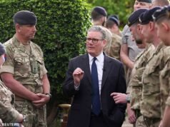 Kemi Badenoch llama a Keir Starmer “boquiabierto y sin pantalones” en defensa mientras se dirige al Golfo a pesar de no haber podido elaborar un plan vital para el ejército británico.