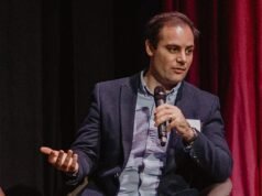 El donante multimillonario de la reforma regresa al Reino Unido para ayudar a Nigel Farage a construir su fondo de guerra