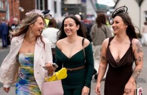 ¡Aquí están las chicas! Los glamorosos juerguistas de Aintree lucen vestidos atrevidos para iniciar el festival Grand National con estilo