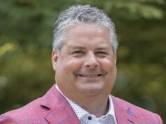 Un video aterrorizado del alcalde de una pequeña ciudad plagada de escándalos que lo muestra pavoneándose sin pantalones saldrá a la luz después de que lo filmaron metiendo a escondidas a una mujer que no era su esposa en el Ayuntamiento.