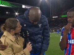 “¡Alguien está mirando a su novio!” : La estrella del Crystal Palace, Jean-Philippe Mateta, se acurruca con la reportera de TNT Sports Olivia Buzaglo en una divertida entrevista posterior al partido