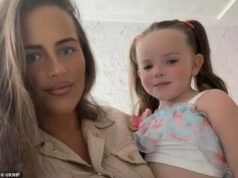 Una mujer muere en el hospital días después de que un camión volquete chocara contra un pony y una trampa, matando a su marido y a su hija de tres años.