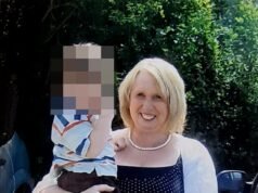 Una abuela de 73 años murió mientras los paramédicos completaban trámites en un estacionamiento, según una investigación.