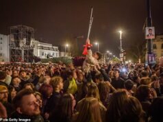 Decenas de miles de manifestantes se reunieron en un concierto para exigir la destitución del primer ministro húngaro, Viktor Orban, después de 16 años en el cargo, mientras va por detrás en las encuestas electorales.