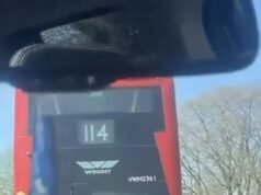Los idiotas que navegan en el autobús arriesgan sus vidas aferrándose a la parte trasera del número 114 para evitar pagar la tarifa de £ 1,75