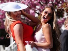 Los fanáticos de las carreras muestran su gran estilo vistiéndose delante del Nacional en Aintree en el evento de carreras de caballos más grande del año.