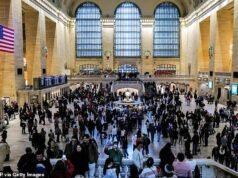 Caos en la Grand Central Terminal de Nueva York: un hombre con un machete asesinado a tiros por la policía después de apuñalar a dos personas