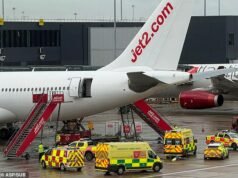 El ingeniero del aeropuerto de Manchester tiene suerte de estar vivo después de caer 35 pies a través de la puerta abierta del avión Jet2 debido a una “confusión con los escalones”