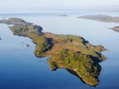 Es una idílica isla privada digna de un rey e incluso viene con su propio hangar para helicópteros… pero vivir en Eilean Righ costará al menos £10 millones.