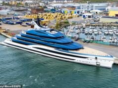 Un elegante superyate de £334 millones está llamando la atención en la costa sur de Gran Bretaña mientras se dirige a un nuevo y reservado propietario multimillonario chino.