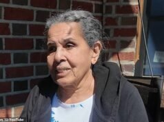 A abuela de 75 años le pisotean la cara después de pedirle a un vecino que recogiera a su perro