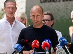 El padre héroe que dio la alarma durante los ataques de apuñalamiento en Bondi Junction mientras corría hacia su esposa herida de muerte se encuentra entre los ocho australianos reconocidos por su extraordinaria valentía en medio del peligro mortal.