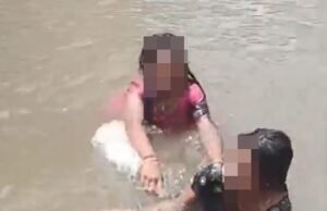 Tres adolescentes ríen y juegan en una cascada antes de resbalarse en las rocas y ahogarse en India