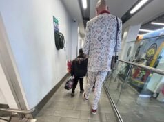 Tyson Fury fue visto tomando un vuelo económico de £ 40 a casa en una mansión de £ 5 millones en la Isla de Man horas después de ganar £ 18,6 millones