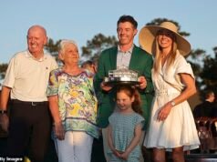 Los fanáticos con ojos de águila ven detalles conmovedores en el bolso de la madre de Rory McIlroy mientras lo veía ganar el Masters.