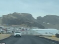 Piloto de avión provoca furia en Islandia después de volar un Boeing 757 a una altura “alarmante” a 100 metros sobre una aldea infantil para celebrar su jubilación.