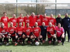 ¡El gran Sam ha vuelto! La leyenda del Bolton regresó al banquillo para entrenar al equipo de fútbol de la comunidad y promover la RCP que salva vidas.