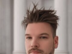 El demócrata que quiere convertirse en el próximo gobernador de Florida es captado por las cámaras siendo arrestado luego de supuestamente golpear a dos personas mayores con un bastón y un teléfono.