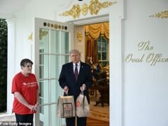 El momento Trump pone a la ‘abuela DoorDash’ en el punto candente por un tema muy controvertido mientras le entrega un fajo de billetes