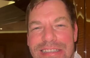 El video ‘Party Yacht’ parece mostrar a Eric Swalwell, con la cara hinchada, relajándose en bata de baño, mientras abandona el Congreso en medio de una denuncia de violación.