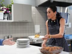 El impresionante momento en que Meghan está vestida con ropa dorada y de diseñador mientras sirve el almuerzo a mujeres SIN HOGAR en un refugio de Melbourne el primer día de la gira.