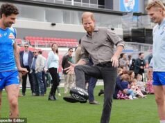 El Príncipe Harry deja a los fanáticos del fútbol amargamente decepcionados cuando visita el equipo de la AFL y recibe conmovedores obsequios para Archie y Lilibet.
