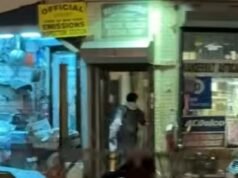 Momento aterrador: una mujer que caminaba por una calle de Nueva York fue repentinamente atropellada por la caída de una valla