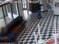 Increíble momento en que el director de una escuela secundaria irrumpe en la puerta y ataca al tirador mientras le disparan