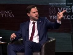 Momento en que JD Vance es interrumpido mientras condena al Papa por Irán y dice que ‘tiene que tener cuidado cuando habla’