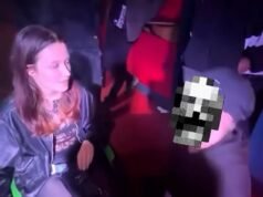 A la hija de la modelo, de 18 años, “le pidieron que abandonara el bar gay de Manchester porque los jefes del club consideraban que su silla de ruedas representaba un riesgo de incendio”.