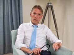 El médico de cabecera que continuó trabajando mientras estaba suspendido por pedirle a una mujer musulmana que se quitara el velo porque “tenía dificultades para entenderla” es inhabilitado.