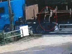 Un camión con una grúa no asegurada es captado por las cámaras de CCTV momentos antes de que la máquina se suelte y mate a una joven madre mientras empujaba a su hijo en su cochecito.