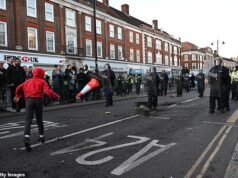 Momento en que manifestantes que lanzaban misiles atacaron a la policía mientras estallan furiosas protestas en Epsom exigiendo una descripción de los sospechosos de violación en grupo