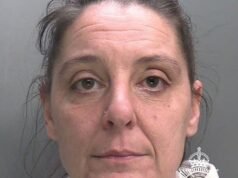 Madre desvergonzada, de 43 años, que encubrió el atropello y fuga de su hijo adolescente en el que su pequeño luchaba por su vida, es encarcelada