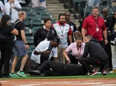 El cantante del himno de los Chicago White Sox se desploma mientras actuaba en una aterradora emergencia médica