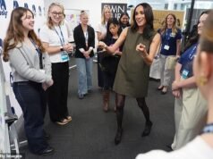Meghan les dice a sus fans que fue acosada en línea “todos los días durante 10 años” y que se convirtió en “la persona más trolleada del mundo” mientras el Príncipe Harry soporta un incómodo momento de selfie con un reportero de la televisión australiana.