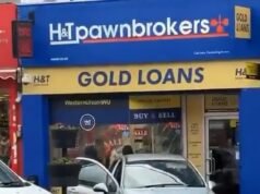 Una pandilla de enmascarados embiste un auto contra casas de empeño en una redada a plena luz del día antes de llenar el baúl con oro