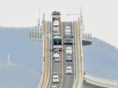 El puente de la “montaña rusa” de Japón parece tan empinado que los conductores aterrorizados tienen pesadillas