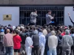 Miles de inmigrantes se dirigen a los consulados españoles después de que el gobierno socialista diera luz verde para conceder estatus legal a 500.000 personas.