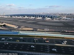 Un trabajador de una aerolínea que compartió fotos de los daños de la bomba en Dubai en su WhatsApp privado es atraído a una reunión y arrestado por las autoridades después de espiar en secreto sus mensajes.