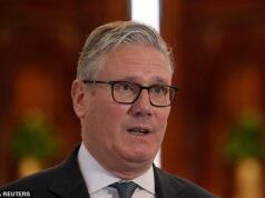 Una bomba que podría significar fatalidad: Starmer al borde mientras sus ‘mentiras’ quedan expuestas mientras el Número 10 admite que Mandy falló los controles de seguridad… y el Primer Ministro alega ignorancia