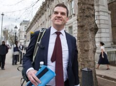 El primer ministro encuentra un chivo expiatorio para salvar su pellejo: Rattled Starmer despide al mandarín por el escándalo de selección de Mandelson