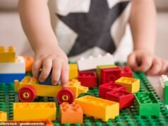 Educador, de 36 años, enfrenta 137 cargos de abuso infantil, mientras la policía comienza una ardua tarea para identificar a sus presuntas víctimas