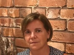 La jefa de una cooperativa gana £100.000 después de ser despedida por quejarse con su jefe de que a las mujeres se les pagaba menos que a los hombres.