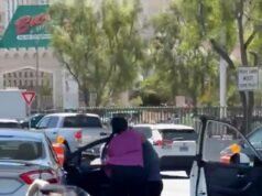 Momento impactante: Hombre golpea brutalmente a una mujer en medio de un concurrido bulevar de Las Vegas después de un accidente automovilístico… cerca del hotel donde las estrellas de la WWE se preparan para WrestleMania