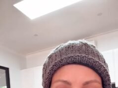 Momento desgarrador: la estrella del fútbol besa apasionadamente a su esposa después de que ella se viera obligada a afeitarse la cabeza en medio de la batalla contra el cáncer.