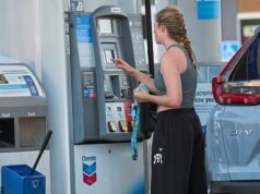 Se vislumbra un alivio del precio del gas a medida que las exenciones de las sanciones petroleras rusas se extienden por un mes más en una reversión repentina… mientras los demócratas critican la decisión como “vergonzosa”